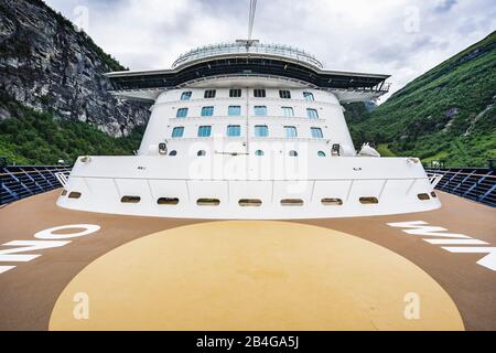 Bateau de croisière à Geirangerfjord, Norvège, Scandinavie Banque D'Images