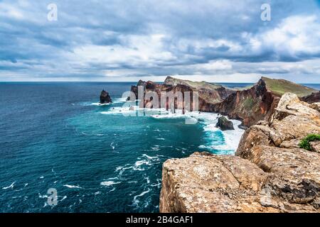 Europe, Portugal, Madère, Machico County, Canical, Ponta de Sao Lourenco, pointe orientale de Madère, falaise Banque D'Images