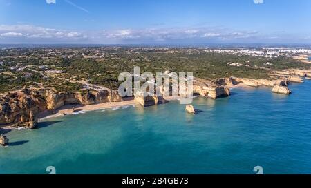 Antenne. Belles plages portugaises Marinha, vue sur Albufeira depuis le ciel Banque D'Images