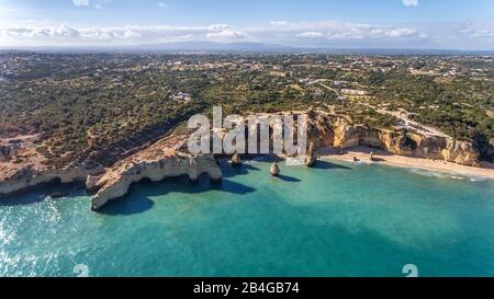 Antenne. Belles plages portugaises Marinha, vue sur Albufeira depuis le ciel Banque D'Images