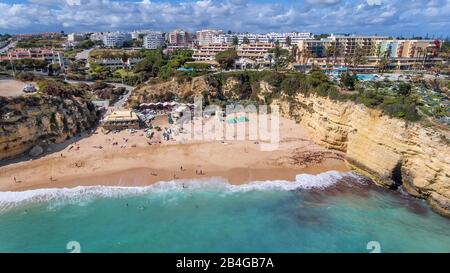 Antenne. Belles plages portugaises Armacao de Pera, vue du ciel Banque D'Images