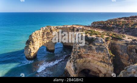 Antenne. Belles plages portugaises Marinha, vue sur Albufeira depuis le ciel Banque D'Images