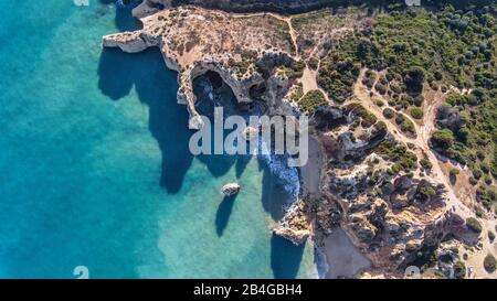 Antenne. Belles plages portugaises Marinha, vue sur Albufeira depuis le ciel Banque D'Images