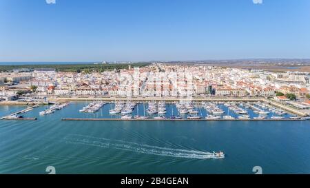 Antenne. Le village sur la rivière Guadiana, avec un port pour yachts et bateaux de pêche. Banque D'Images