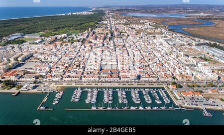 Antenne. Le village sur la rivière Guadiana, avec un port pour yachts et bateaux de pêche. Banque D'Images