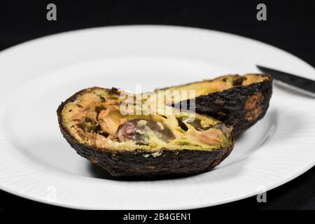 Gros plan sur l'avocat de la nourriture pourrie. Couper l'avocat pourri ouvert. La nourriture trop mûre gâtée et pourrie. Banque D'Images