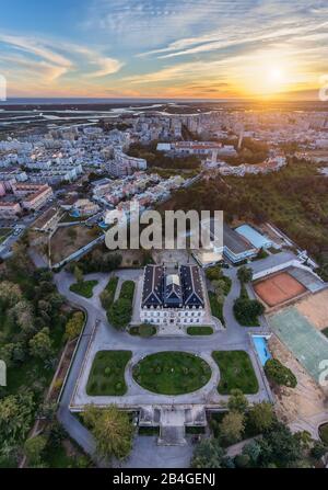 Antenne. Vue depuis le ciel, les rues Alto Santo Antonio, de la ville de Faro Banque D'Images