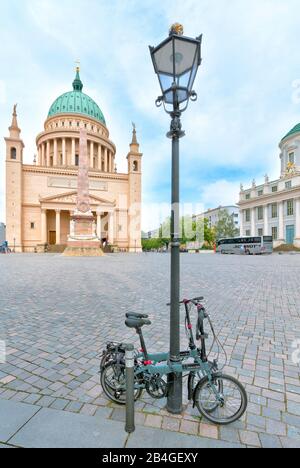 Saint-Nikolaikirche, Alter Markt, Obélisque De Marbre, Potsdam, Brandebourg, Allemagne, Europe Banque D'Images