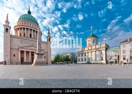 St Nikolaikirche, Alter Markt, Marble Obélisk, Potsdam Museum, Potsdam, Brandebourg, Allemagne, Europe Banque D'Images