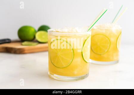 Thé glacé au citron vietnamien (Tra Chanh Hanoi) : thé glacé vert avec jus de citron sucré au miel et garni de tranches de citron vert Banque D'Images