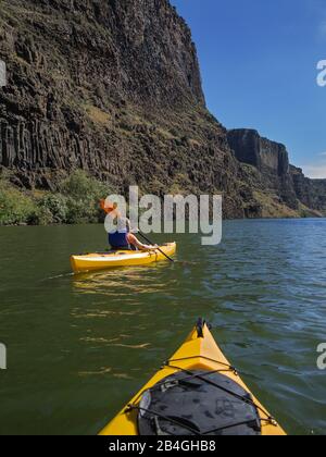 Sarah Kayak Sur Le Lac Billy Chinook Banque D'Images