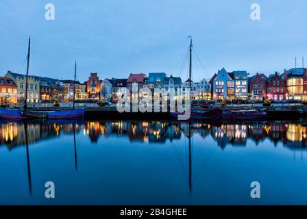 Binnenhafen, Blaue Stunde, Bucht, Altstadt, Hafenpromenade, Husum, Nordsee, Schleswig-Holstein, Deutschland, Europa Banque D'Images