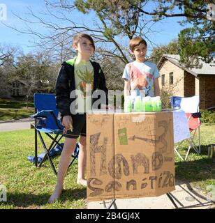 Austin, Texas, USA 6 mars 2020: Le stand de désinfectant pour les mains remplace le stand de limonade alors que les entrepreneurs Miles Miller et Louis Spindle vendent de l'aseptisant pour les mains maison pour aider à combattre le coronavirus à 3 $ une bouteille dans un quartier sud d'Austin après l'école. Les garçons ont rapporté des ventes de deux jours d'une douzaine de bouteilles. Crédit: Bob Daemmrich/Alay Live News Banque D'Images