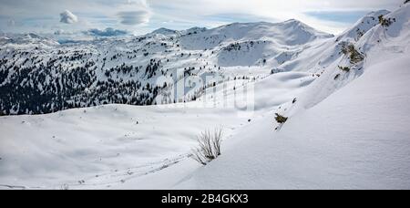 Pics enneigés, station de ski de Planneralm en hiver, Alpes autrichiennes Banque D'Images