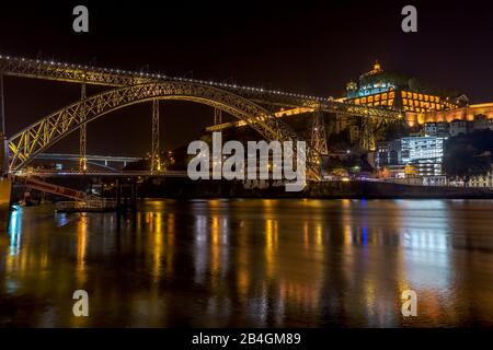 Paysage nocturne de la ville de Porto sur le fleuve Douro, surplombant le pont de San Luis et le monastère Banque D'Images