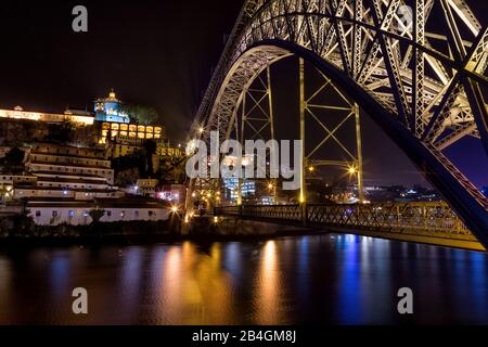 Paysage nocturne de la ville de Porto sur le fleuve Douro, surplombant le pont de San Luis et le monastère Banque D'Images