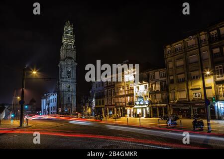 Rues traditionnelles de Porto avec lumières de voitures près de la Torre dos Clerigos Banque D'Images