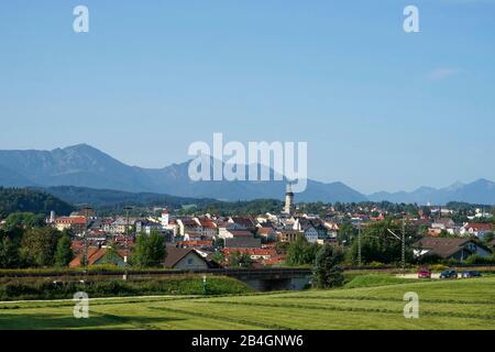 Allemagne, Bavière, Haute-Bavière, Traunstein, vue sur la ville, en arrière-plan à gauche Hochfelln, à droite Hochgern Banque D'Images