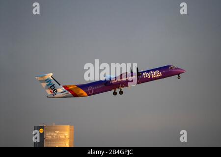 Aéroport international de DŸsseldorf, DUS, avion au décollage, Flybe, de Havilland Canada Dash 8-400, Banque D'Images