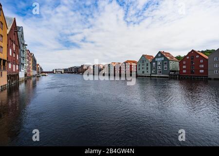 Entrepôts, bâtiments historiques, à Nidelva, Trondheim, Norvège, Scandinavie, Europe Banque D'Images