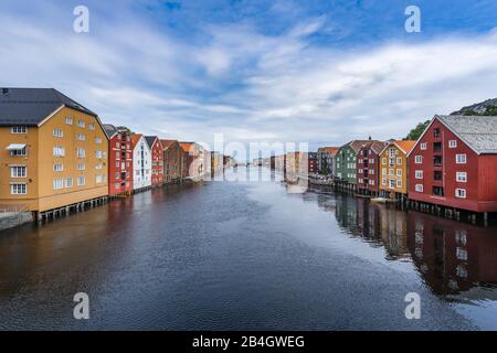 Entrepôts, bâtiments historiques, à Nidelva, Trondheim, Norvège, Scandinavie, Europe Banque D'Images