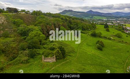 Vue aérienne de l'église médiévale de Raheen-A-Cluig à Bray, comté de Wicklow, Irlande Banque D'Images