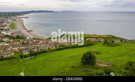 Vue aérienne de l'église médiévale de Raheen-A-Cluig à Bray, comté de Wicklow, Irlande Banque D'Images