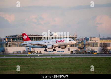 Aéroport international de DŸsseldorf, DUS, avion à l'atterrissage, SUISSE, Airbus, Banque D'Images