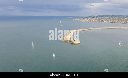 Vue aérienne sur les bateaux à voile, les navires et les yachts dans le port de plaisance de Dun Laoghaire, en Irlande Banque D'Images