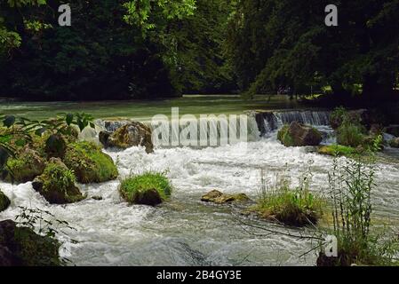 Europe, Allemagne, Bavière, Munich, jardin anglais, parc de la ville entre Lehel et Schwabing, Eisbach, barrage weir Banque D'Images