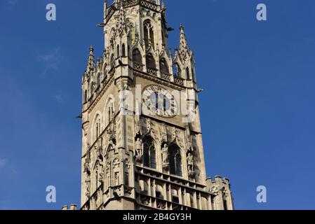 Europe, Allemagne, Bavière, Ville de Munich, Marienplatz, Hôtel de ville de style néo-gothique, construit de 1867 à 1908, Tour de l'Hôtel de ville, horloge de tour Banque D'Images