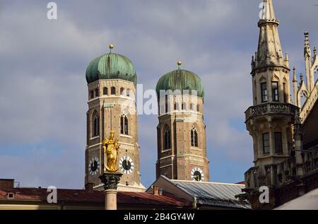 Europe, Allemagne, Bavière, Ville de Munich, Marienplatz, Hôtel de ville dans le style néo-gothique, construit de 1867 à 1908, cloche et figure jouent dans la tour de l'hôtel de ville, tours de la Frauenkirche Banque D'Images