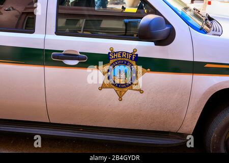 Gros plan sur le logo de la porte d'un véhicule de patrouille shérif du comté de Pima stationné dans le centre-ville de Tucson, Arizona Banque D'Images