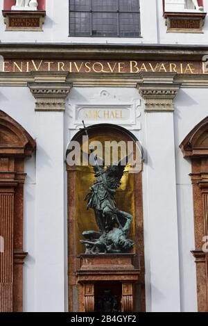 Europe, Allemagne, Bavière, Ville De Munich, Neuhauser Strasse, Église Saint-Michel, Statue Saint-Michel, Banque D'Images