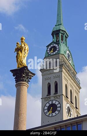 Europe, Allemagne, Bavière, Ville de Munich, Marienplatz, Statue de Marie de Notre Dame de 1590, et Tour de Saint-Pierre, Mariensäule, Banque D'Images