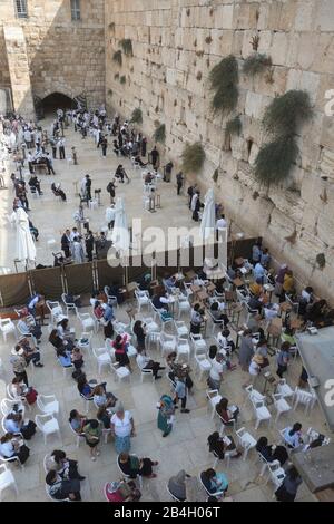 Les hommes et les femmes prient séparément au mur occidental. Le mur occidental, mur de sauvetage, connu dans l'Islam comme le mur de Buraq, est un ancien mur de calcaire dans la vieille ville de Jérusalem. Il s'agit d'un segment relativement petit d'un ancien mur de retenue bien plus long, connu également dans son intégralité sous le nom de « mur occidental » Banque D'Images