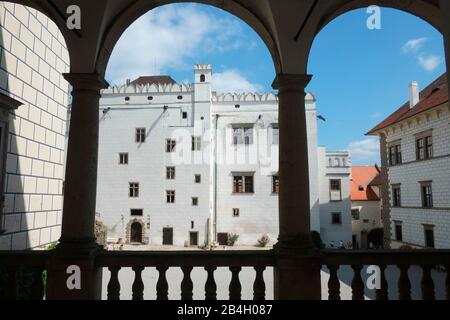 Arcade en pierre au château de Jindrichuv Hradec. Au début du XIIIe siècle, ce château gothique fut construit et progressivement reconstruit en château Renaissance au XVIe siècle Banque D'Images