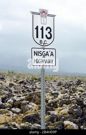 Un panneau de route de l'autoroute 113 Nisga'a dans le parc provincial Memorial Lava Bed de la première nation Nisga'a, dans le nord de la Colombie-Britannique, au Canada. Banque D'Images