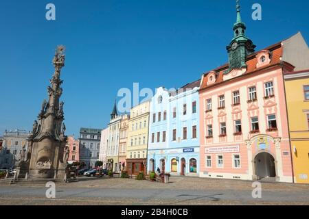 Jindrichuv Hradec, République Tchèque. Place de la paix avec la colonne de la Sainte Trinité Banque D'Images