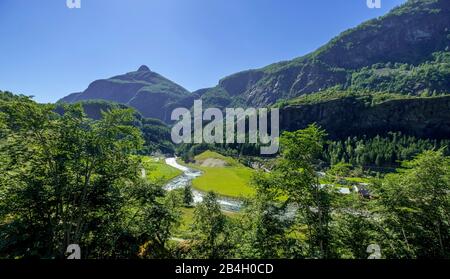 Voyage avec la Flambahn, Eisenbahreise, vue de Fåmsbana, Ryavegen, montagnes, forêts, prés, ciel bleu, Flåm, Sogn og Fjordane, Norvège, Scandinavie, Europe Banque D'Images