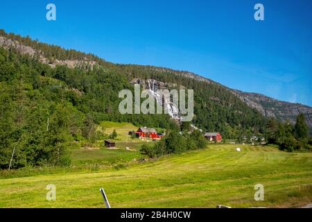 Huttes de montagne rouge, promenade ferroviaire avec la Flambahn, prés, arbres, cascade, montagnes, ciel bleu, Skulestadmo, Hordaland, Norvège, Scandinavie, Europe Banque D'Images