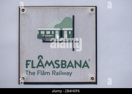 Voyage par Flambahn, Eisenbahreise, panneau blanc avec lettrage vert Flåmsbana, Le chemin de fer Flam, Sogn og Fjordane, Norvège, Scandinavie, Europe Banque D'Images