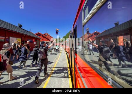 Guides touristiques reflétés dans la fenêtre du train, touristes sur la plate-forme du train, gare Bergensbahnen, Myrdal, maisons en bois rouge, train rouge, ciel, Sogn og Fjordane, Norvège, Scandinavie, Europe Banque D'Images