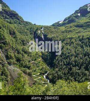 Cascade de Kjossfossen, cascade près de Fureberget, montagne, forêt, route, ciel Fåm, Sogn og Fjordane, Norvège, Scandinavie, Europe Banque D'Images