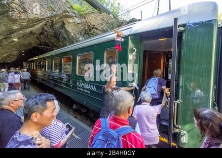 Cascade de Kjossfossen, les touristes grimpent à Flamsbahn, montagne, rochers, tunnels, Flåm, Sogn og Fjordane, Norvège, Scandinavie, Europe Banque D'Images