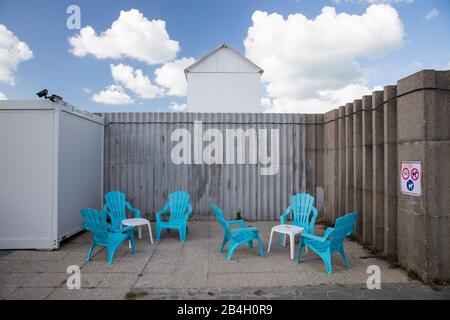 Normandie, 6 chaises bleues, abri contre le vent, café, plage Banque D'Images