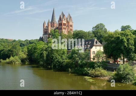 Vue depuis le pont Lahn jusqu'à la cathédrale de Limbourg, Limbourg an der Lahn, Hesse, Allemagne Banque D'Images