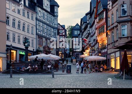 Fontaine sur la place du marché avec maisons à colombages dans la lumière du soir, Marburg, Hesse, Allemagne Banque D'Images