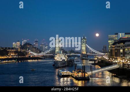 Londres, nuit, prise de vue nocturne, Tower Bridge, HMS Belfast, lumineux, pleine lune Banque D'Images