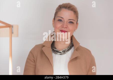 Enseignante d'architecture au travail. Une professeure explique les projets architecturaux aux étudiants. Belle femme professeur d'architecture universitaire Banque D'Images